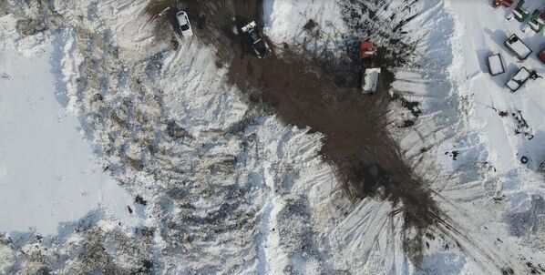 55 yıllık kar rekorunu kıran Ardahan'da kar kütleleri yaklaşık 10 gündür kamyonlarla şehir dışına taşınıyor - Sputnik Türkiye
