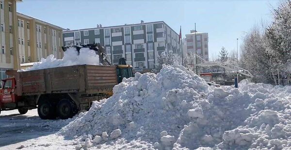 55 yıllık kar rekorunu kıran Ardahan'da kar kütleleri yaklaşık 10 gündür kamyonlarla şehir dışına taşınıyor - Sputnik Türkiye