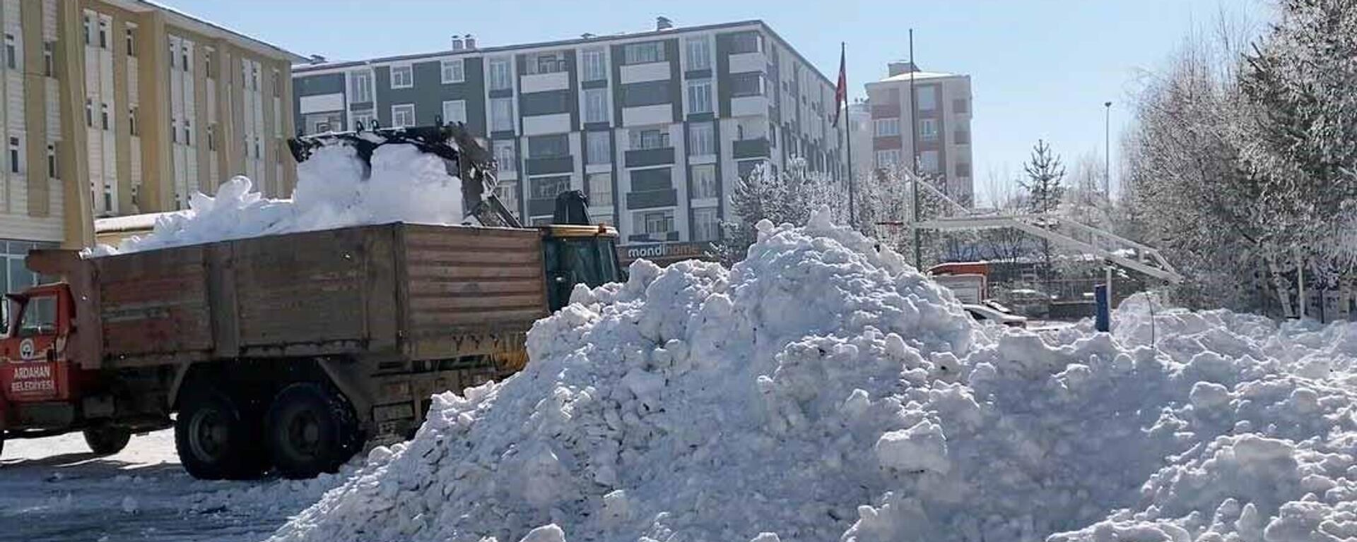 55 yıllık kar rekorunu kıran Ardahan'da kar kütleleri yaklaşık 10 gündür kamyonlarla şehir dışına taşınıyor - Sputnik Türkiye, 1920, 18.03.2024