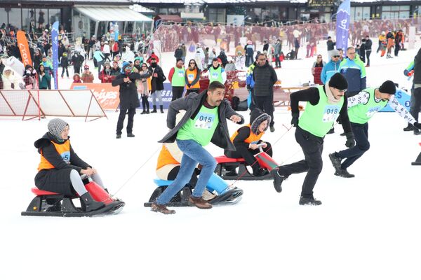 Erciyes Kış Sporları ve Turizm Merkezi'nde Artık çekilmez oldun sloganıyla eşler arası kızak yarışması düzenlendi - Sputnik Türkiye