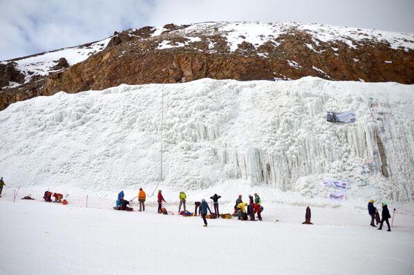 Palandöken Kayak Merkezi&#x27;nin 2 bin 200 rakımdaki güney pistinde oluşturulan ve yapaylığı dolayısıyla Türkiye&#x27;de ilk olma özelliği taşıyan buz dağı şeklindeki parkta düzenlenen şampiyonaya, 10 ilden yaklaşık 50 sporcu katıldı. - Sputnik Türkiye