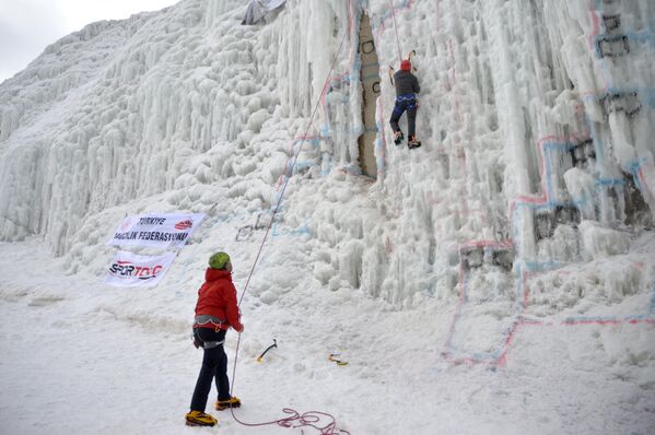 Buz tırmanışı sorumlusu Melikşah Tekin, Türkiye Dağcılık Federasyonunun yarışmaları kapsamında kentte Türkiye Buz Tırmanışı Şampiyonası&#x27;nın yapıldığını söyledi. - Sputnik Türkiye