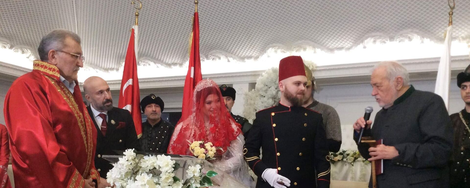 2. Abdülhamid'in torunu İstanbul'da evlendi: İlber Ortaylı nikah şahidi oldu - Sputnik Türkiye, 1920, 19.02.2024