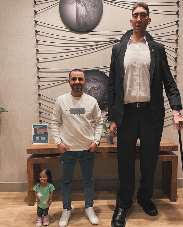 2 metre 51 santimetrelik boyu ile 'dünyanın en uzun adamı' unvanını koruyan Sultan Kösen ve  62.8 santimetre boyuyla 'dünyanın en kısa kadını' Hindistanlı Jyoti Amge - Sputnik Türkiye