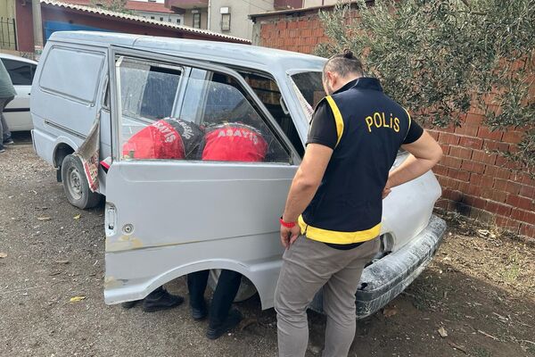 Depremde ağır hasar gören araçlarla 'change' yaptıkları ortaya çıktı - Sputnik Türkiye