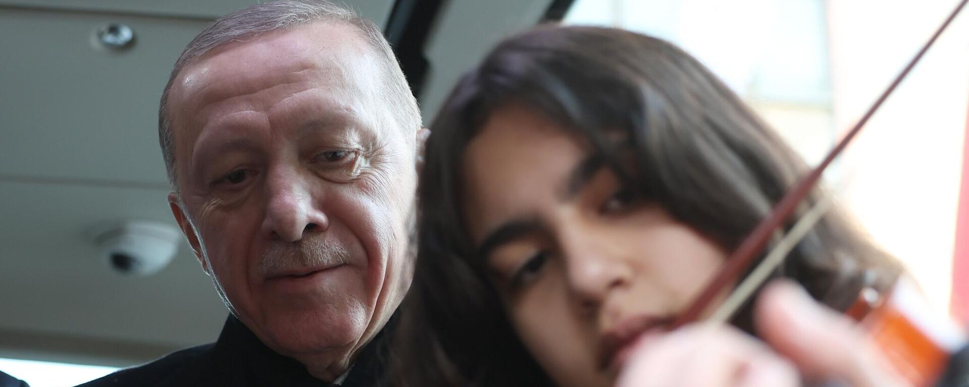 Cumhurbaşkanı Recep Tayyip Erdoğan, çeşitli programlara katılmak üzere geldiği Denizli'de seçim otobüsünde keman çalan genci dinledi.
 - Sputnik Türkiye, 1920, 22.02.2024