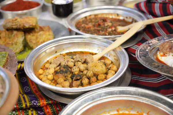 Gaziantep mutfağının ilk 10’da yer almasının gurur verici bir durum olduğunu söyleyen Şef Doğa Çitçi, “Gaziantep mutfağı, Türkiye’de ilk olarak gastronomi alanında tescillenmiş bir şehir ve şu anda yine dünyaca ünlü derecelendirme firması tarafından yeme içme konusunda dünyadaki ilk 10 şehir arasında Gaziantep seçildi. Tabi ki Gaziantep mutfağı zengin bir mutfak olduğu için bu listede olması gayet normal. Gastronomi şehri olarak bu listeye ürün, yemek çeşitliliğinin fazla olmasının yanı sıra lezzet bakımından da girdi” dedi. - Sputnik Türkiye