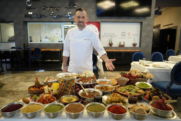 Gaziantep mutfağını ve yemek kültürünü anlatan Çitçi, asıl hedeflerinin Gaziantep yemeklerini gelecek nesillere nakledebilmek olduğunu belirtti: - Sputnik Türkiye
