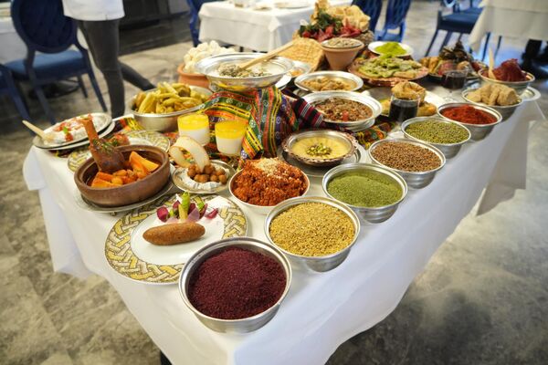 Gaziantep mutfağının birkaç yemekten ibaret olmadığını söyleyen Çitçi, Avrupa ülkelerinden daha çok tescilli yemeklerin olduğunu anlatarak, şunları söyledi: - Sputnik Türkiye