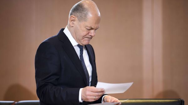 German Chancellor Olaf Scholz reads in his documents after he arrives for the weekly cabinet meeting at the chancellery in Berlin, Germany, Wednesday, Dec. 14, 2022 - Sputnik Türkiye