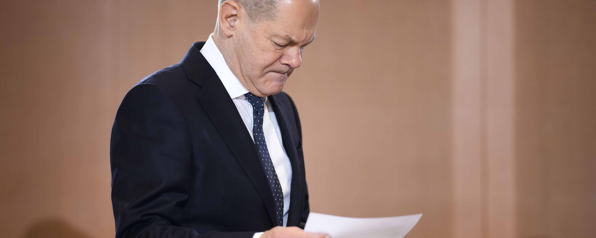 German Chancellor Olaf Scholz reads in his documents after he arrives for the weekly cabinet meeting at the chancellery in Berlin, Germany, Wednesday, Dec. 14, 2022 - Sputnik Türkiye, 1920, 29.02.2024