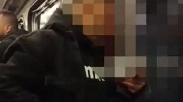 - İstanbul’da metroda yolculuk yapan bir şahıs, diğer yolculara aldırış etmeden elindeki pet şişeyle uyuşturucu madde kullandı. Ayakta durmakta güçlük çeken şahsın o anları bir vatandaş tarafından cep telefonu kamerası ile görüntülendi. - Sputnik Türkiye