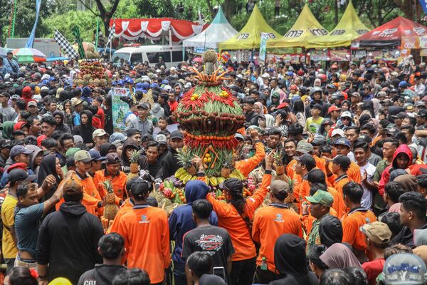 Endonezya'nın Jombang kentinde 'Kenduren Wonosalam' festival düzenlendi. Festivale katılan vatandaşlar durian meyvesinden yapılmış bir yapıya tırmanarak mümkün olduğunca çok meyve toplamaya ve toplanan meyveleri aşağıda bekleyen kalabalığa atma görevini başarıyla yerine getirmeye çalışıyor.   - Sputnik Türkiye