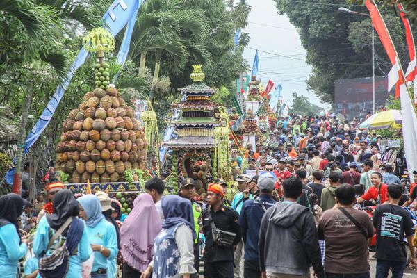 Endonezya'nın Jombang kentinde 'Kenduren Wonosalam' festival düzenlendi. Festivale katılan vatandaşlar durian meyvesinden yapılmış bir yapıya tırmanarak mümkün olduğunca çok meyve toplamaya ve toplanan meyveleri aşağıda bekleyen kalabalığa atma görevini başarıyla yerine getirmeye çalışıyor.   - Sputnik Türkiye