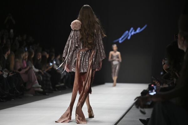 Rusya’da en önemli moda etkinliklerinden birisi olan Moskova Moda Haftası yabancı ve Rus tasarımcıların defileleriyle başladı. Manej Merkez Sergi Salonu’nda Perce Neigemodaevinin yeni koleksiyonu sergilendi. - Sputnik Türkiye