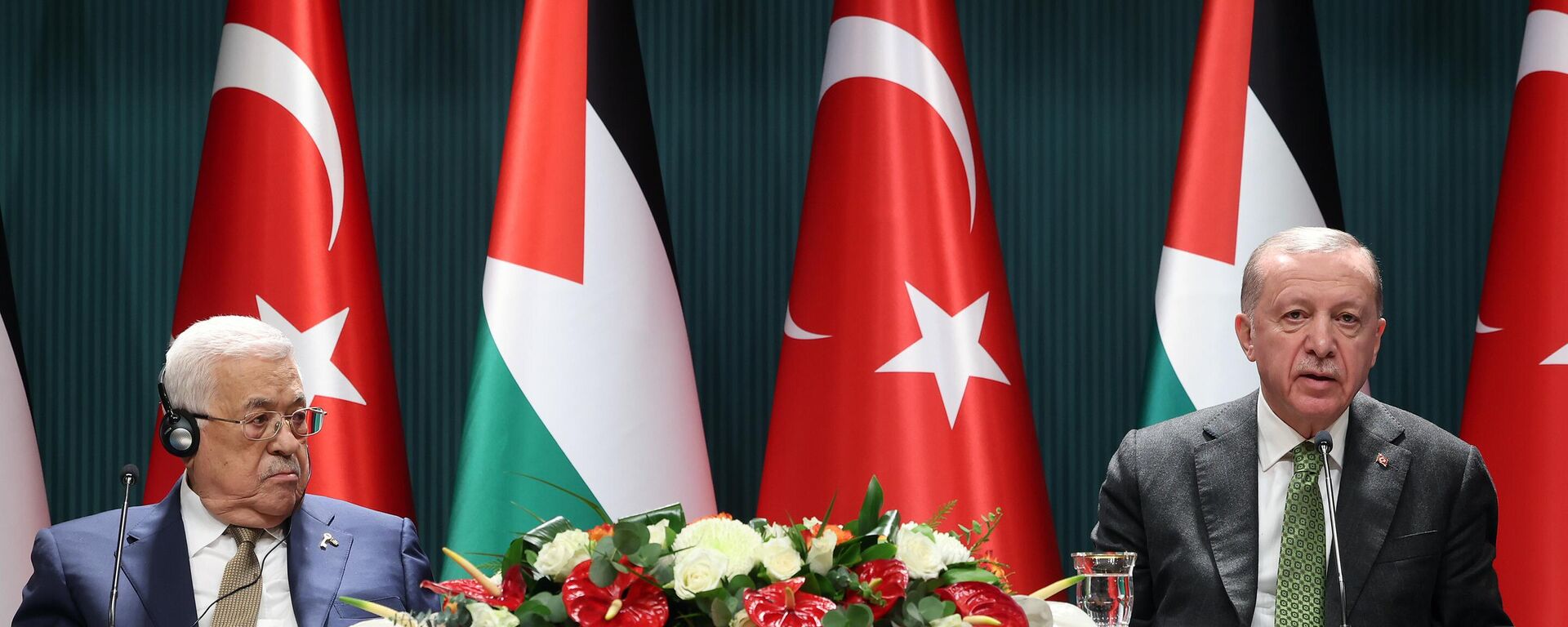 Cumhurbaşkanı Recep Tayyip Erdoğan, Filistin Devlet Başkanı Mahmud Abbas ile Cumhurbaşkanlığı Külliyesi'ndeki görüşmelerinin ardından ortak basın toplantısı düzenledi. - Sputnik Türkiye, 1920, 05.03.2024