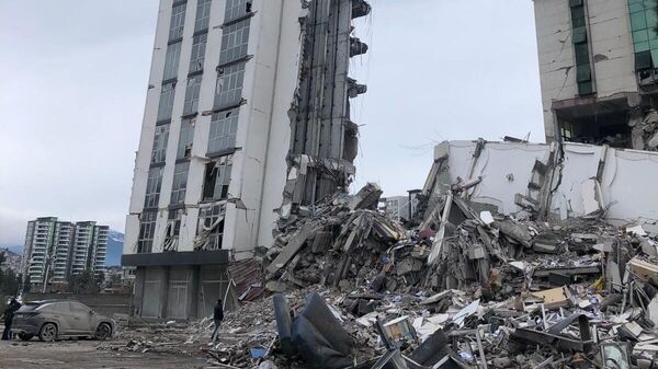 'Sahildeki gökdelen' diye satılan binada depremde 14 kişi öldü: 'Deniz manzarası için kiriş yapmamışlar' - Sputnik Türkiye