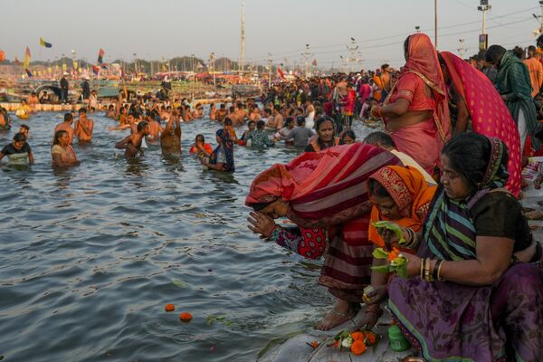 Hindistan&#x27;ın Uttar Pradeş eyaletinin Prayagraj kentinde her yıl düzenlenen &#x27;Magh Mela&#x27; festivaline çok sayıda Hindu kişi katıldı. - Sputnik Türkiye