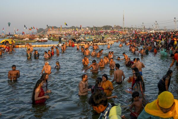 Makar Sankranti festivali boyunca Ganj nehrinde yıkanılıyor ve bunun günahlardan arındırdığına inanılıyor. - Sputnik Türkiye
