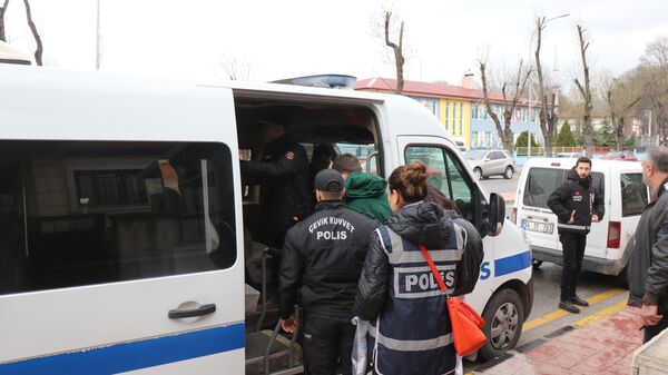 Sakarya'nın Geyve ilçesinde 52 yaşındaki Erkan Arman'ın yol kenarında bıçaklanmış halde ölü bulunmasına ilişkin yeni detaylar ortaya çıktı. Arman'ın olay günü alkollü eğlence mekanından çıktıktan trafikte selektör yapma sebebiyle çıkan kavgada öldürüldüğü öğrenilirken, cinayete ilişkin 1'i kadın 8 kişi daha gözaltına alındı. - Sputnik Türkiye