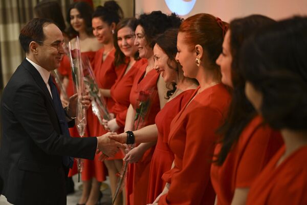 Büyükelçi Bilgiç, programa katılan kadınları kutlayarak onlara gül hediye etti. - Sputnik Türkiye