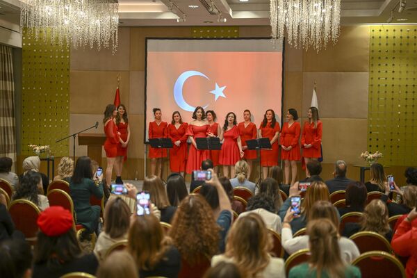 Programda, Moskova Türk Kadınları Korosu, Türkçe, Azerbaycan Türkçesi ve Rusça şarkılar seslendirdi. - Sputnik Türkiye