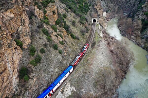 Karaelmas Ekspresi Batı Karadeniz Turistik Tren Turu seferleri kapsamında, Ankara'dan başlayarak Çankırı, Karabük ve Zonguldak'ı içine alan tanıtım turunda, yolcular, Batı Karadeniz'in zengin doğal, tarihi ve kültürel mirasını görme fırsatı buluyor - Sputnik Türkiye