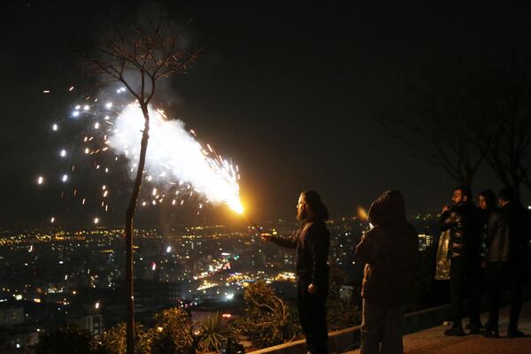 Başkent Tahran’da akşam saatlerinde başlayan kutlamalarda havai fişekler, maytaplar, zaman zaman da el yapımı patlayıcılar kullanıldı. - Sputnik Türkiye