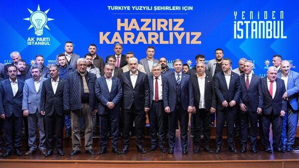 İstanbul'da, CHP'den istifa ederek AK Parti'ye katılan 400 kişiyi temsilen kanaat önderlerine parti rozeti takıldı - Sputnik Türkiye
