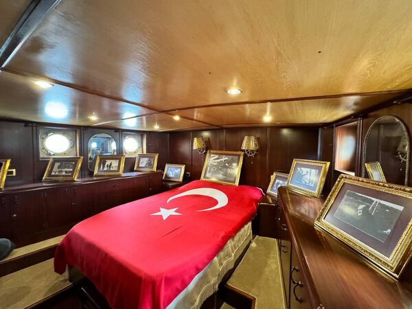 Atatürk&#x27;ün Savarona Yatı&#x27;ndan Dolmabahçe Sarayı&#x27;na intikalini gerçekleştirdiği &#x27;Acar Botu&#x27;, Çanakkale Deniz Müzesi&#x27;nin en ilgi çeken ziyaret noktalarından birini oluşturuyor. - Sputnik Türkiye