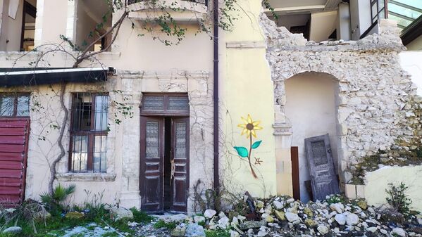 Yıkık duvarlara çizilen çiçek resimleri depremde hayatını kaybedenlere adandı. - Sputnik Türkiye