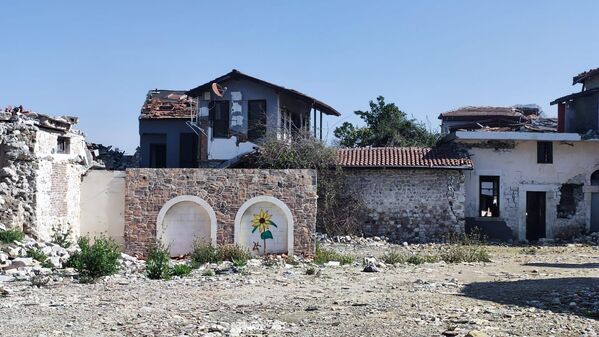 Deprem sonrasında bölgeye gelenler yıkıntıların arasındaki çiçekleri beğeni ile karşıladı. - Sputnik Türkiye