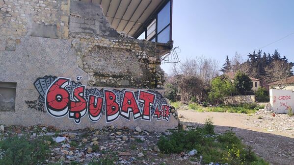 Deprem bölgesine gelen başka grafiti sanatçıları da yıkık duvarlara çizdikleri resimlerle 6 Şubat’ı hatırlattı. - Sputnik Türkiye