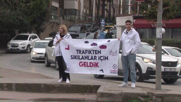 İstanbul Kadıköy&#x27;de bir grup genç, trafik ışıklarında bekleyen sürücüler ve yayalar için moonwalk dansı yaptı. - Sputnik Türkiye