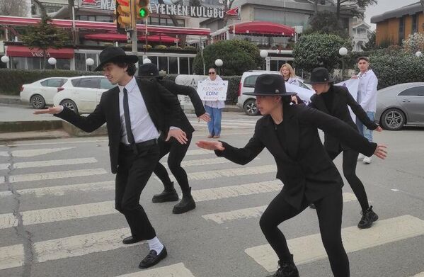 Moonwalk ya da ay yürüyüşü, geriye adım atıldığı halde ileriye adım atılıyormuş gibi gözüken, göz yanılsaması üzerine kurulu bir dans figürü. Tarihi 1930&#x27;lu yıllara dayanan bu dans türü yıllarca var olduğu halde Michael Jackson sayesinde dünyaca tanındı. - Sputnik Türkiye