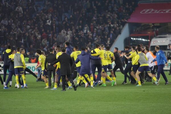 Trendyol Süper Lig'in 30. haftasında Fenerbahçe'nin Trabzonspor'u deplasmanda 3-2 yendiği karşılaşmanın ardından saha içinde arbede yaşandı. - Sputnik Türkiye