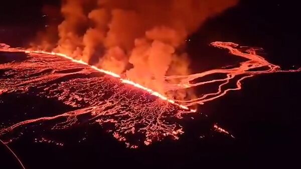 İzlanda'da yanardağ patlaması  - Sputnik Türkiye