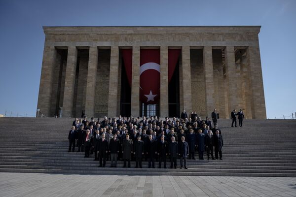 Ankara Valisi Vasip Şahin ve Mansur Yavaş da, Anıtkabir&#x27;deki törene katıldı. - Sputnik Türkiye