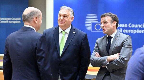 Avrupa Birliği (AB) üyesi ülkelerin liderleri zirve toplantısı: Orban, Macron ve Scholz - Sputnik Türkiye
