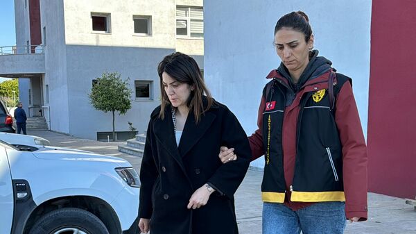 Adana'da kendisini avukat olarak tanıtıp dolandırıcılık yapmaya çalışan şüpheli tutuklandı.  - Sputnik Türkiye