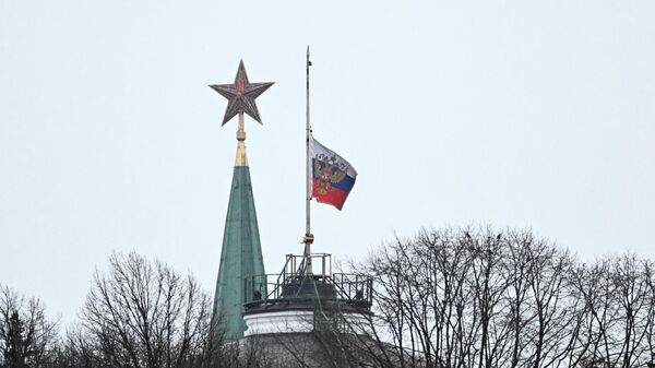 Kremlin'de Rusya bayrağı yarıya indirildi - Sputnik Türkiye