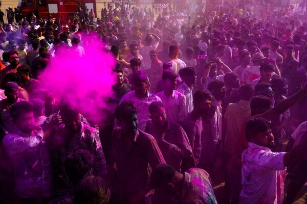 Hindistan&#x27;ın Rajasthan eyaletindeki Pushkar kentinde bir araya gelen kişiler, Hint kültüründe baharın gelişini simgeleyen renklerin festivali olarak bilinen &#x27;Holi Festivali&#x27;ni kutladı.  - Sputnik Türkiye
