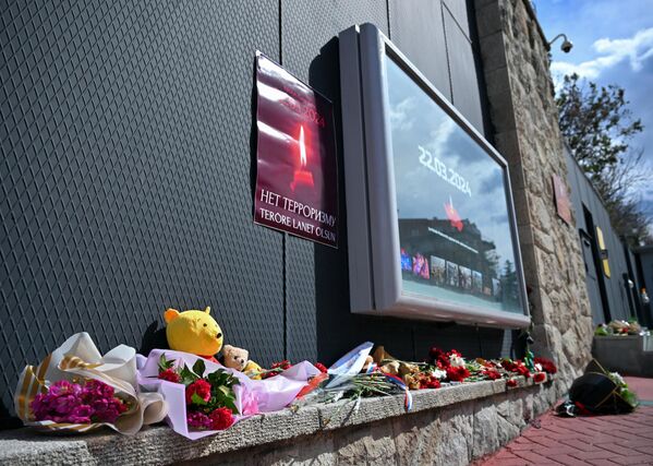 Terör saldırısında hayatını kaybedenlerin anısına büyükelçiliğin önüne karanfil bırakıldı - Sputnik Türkiye