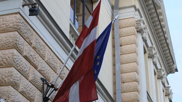 Letonya ve Avrupa Birliği bayrakları Rusya'nın Moskova kentindeki Letonya büyükelçiliğinin önünde - Sputnik Türkiye