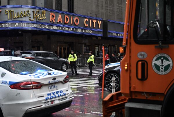 Biden&#x27;ın, Manhattan&#x27;ın merkezindeki ünlü gösteri merkezi Radio Citty Music Hall binasında katılacağı bağış etkinliği için etraftaki sokaklar trafiğe kapatılırken, New York Polis Teşkilatı (NYPD) tarafından 20 kum dolu kamyon da etkinliğin yapılacağı binanın çevresine konuşlandırıldı. - Sputnik Türkiye