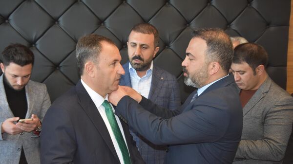Cumhuriyet Halk Partisi (CHP) Bitlis Belediye Başkan adaylığından istifa eden Selim Soyugüzel, yaklaşık 300 akrabası ile AK Parti’ye katıldı. - Sputnik Türkiye