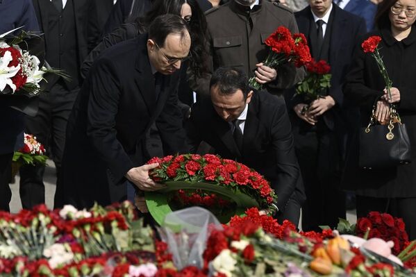 Türkiye&#x27;nin Rusya Büyükelçisi Tanju Bilgiç (solda) de anma törenine katılarak anıta karanfil bıraktı. - Sputnik Türkiye