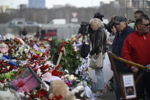 Moskova&#x27;da düzenlenen anma törenine pek çok insan katılırken pek çok çiçek bırakıldı. - Sputnik Türkiye