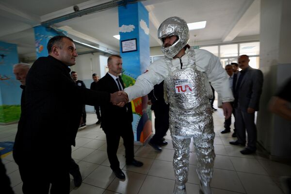 Astronot, bölgedekilerle de el sıkıştı.  - Sputnik Türkiye