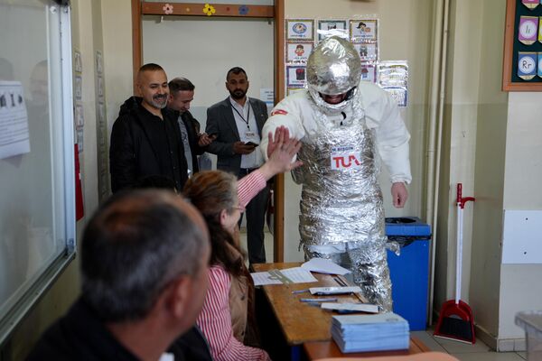 Alper Gezeravcı da oy kullanırsa, Türkiye&#x27;de bir seçimde iki astronot oy kullanmış olacak. - Sputnik Türkiye